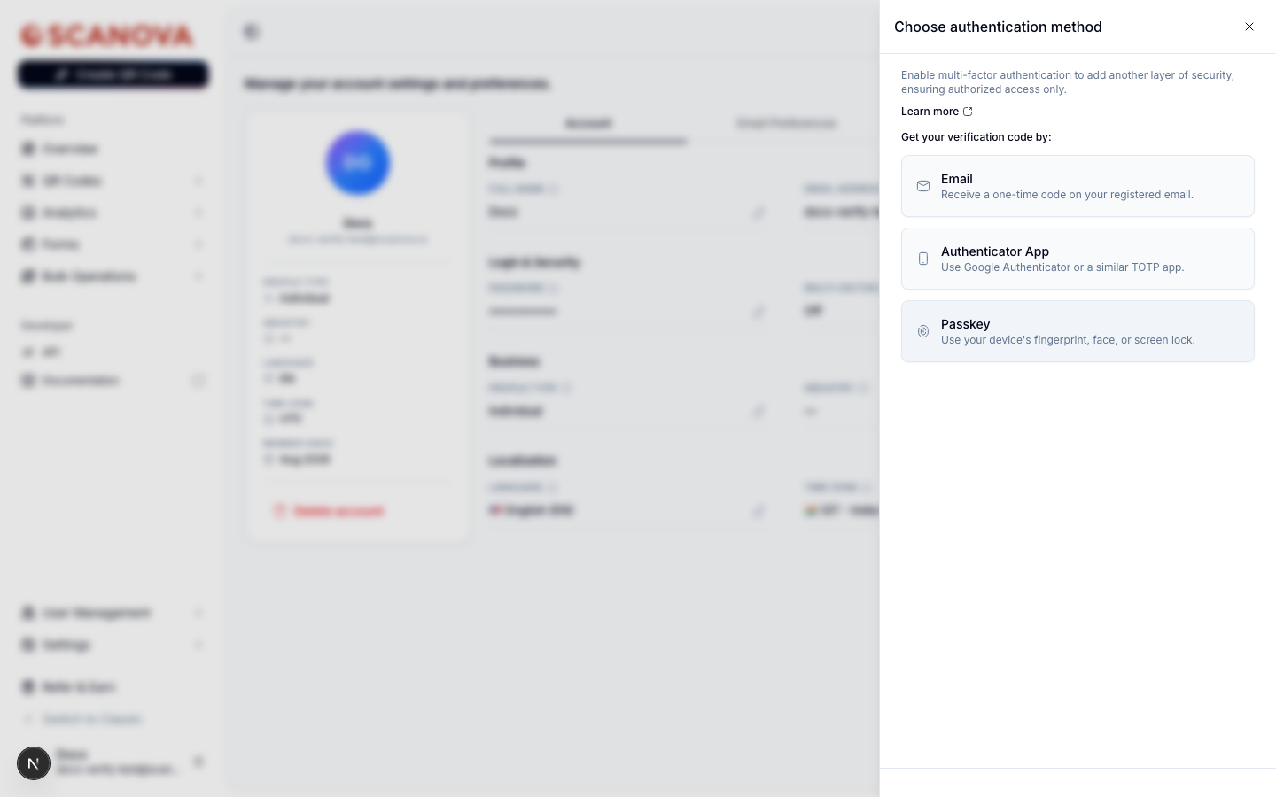Panel Choose authentication method con tres opciones: Email (recibe un código de un solo uso en tu correo registrado), Authenticator App (usa Google Authenticator o una aplicación TOTP similar) y Passkey (usa la huella dactilar, el rostro o el bloqueo de pantalla de tu dispositivo)
