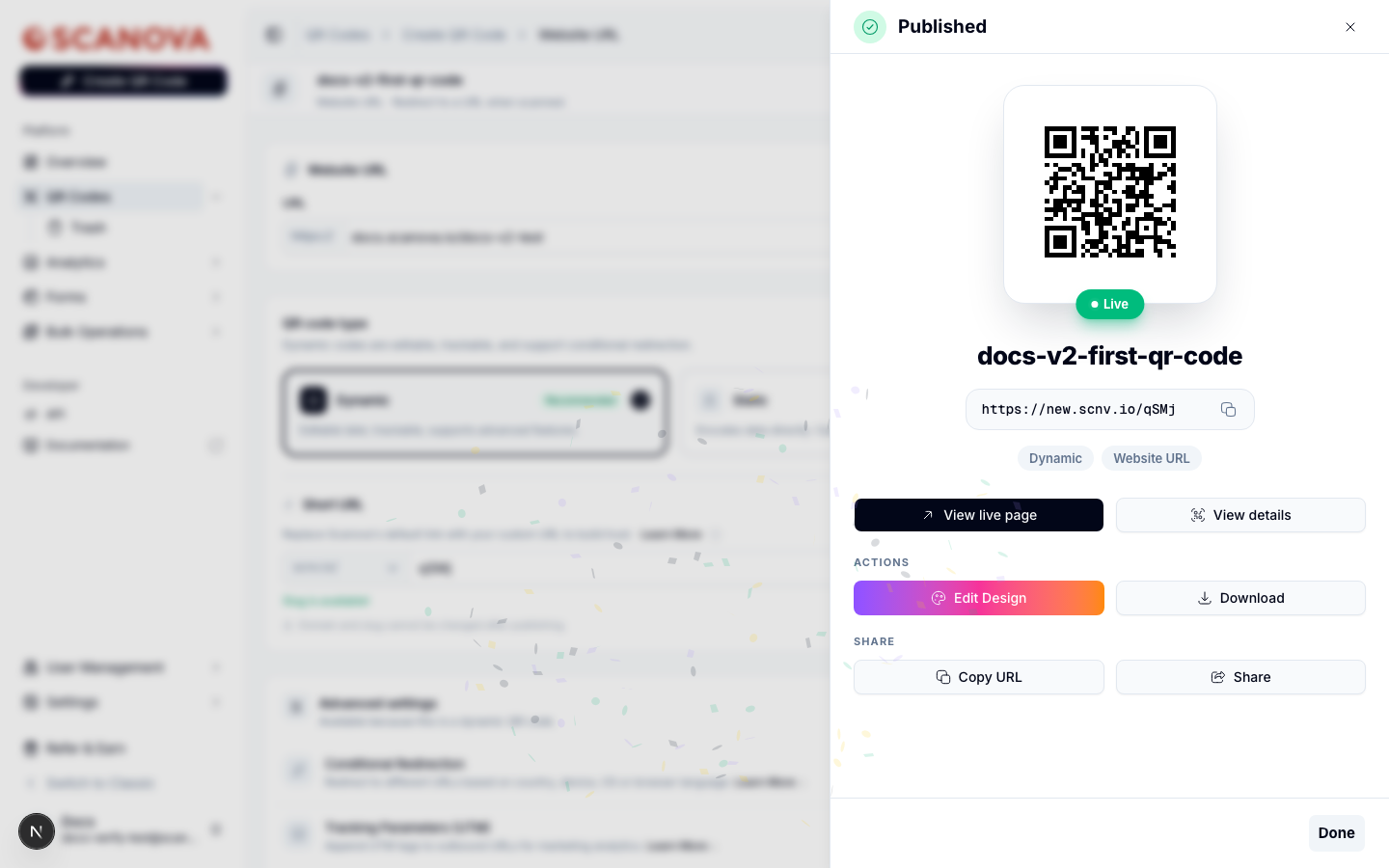 Panel de confirmación del código QR publicado mostrando la imagen del código QR, una insignia de estado Live, la URL corta, las etiquetas Dynamic y Website URL, y botones de acción para View live page, View details, Edit Design, Download, Copy URL y Share