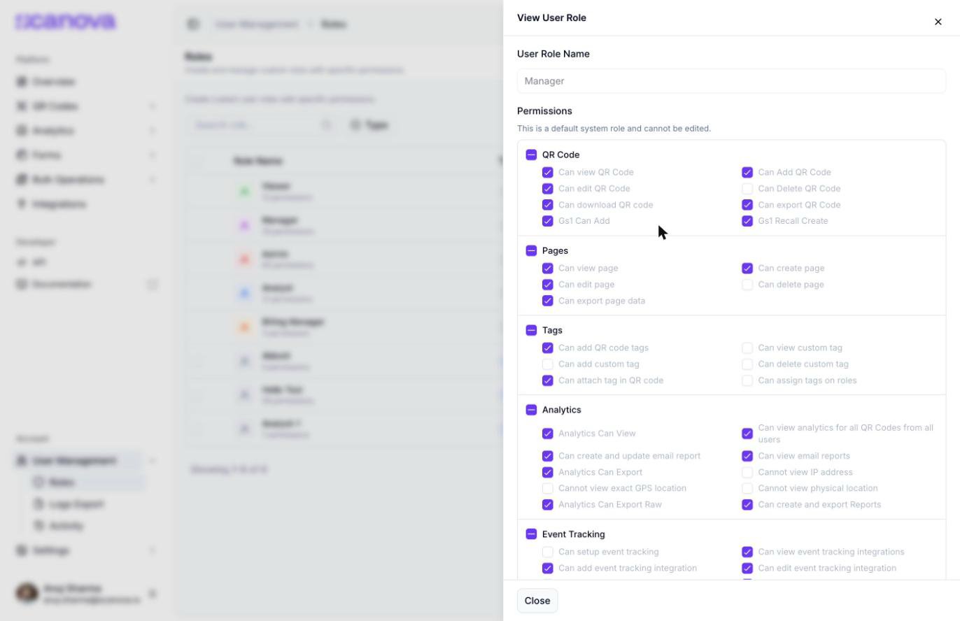 Panel View User Role para el rol Manager, con un campo User Role Name deshabilitado y una sección Permissions que indica 'This is a default system role and cannot be edited,' seguida de grupos de casillas para QR Code, Tags, Analytics, Event Tracking e Integrations