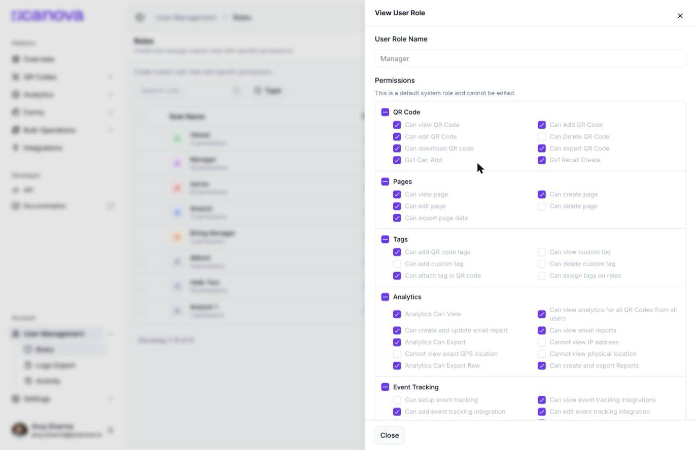 Panel View User Role para el rol Manager, con un campo User Role Name deshabilitado y una sección Permissions que indica 'This is a default system role and cannot be edited,' seguida de grupos de casillas para QR Code, Tags, Analytics, Event Tracking e Integrations