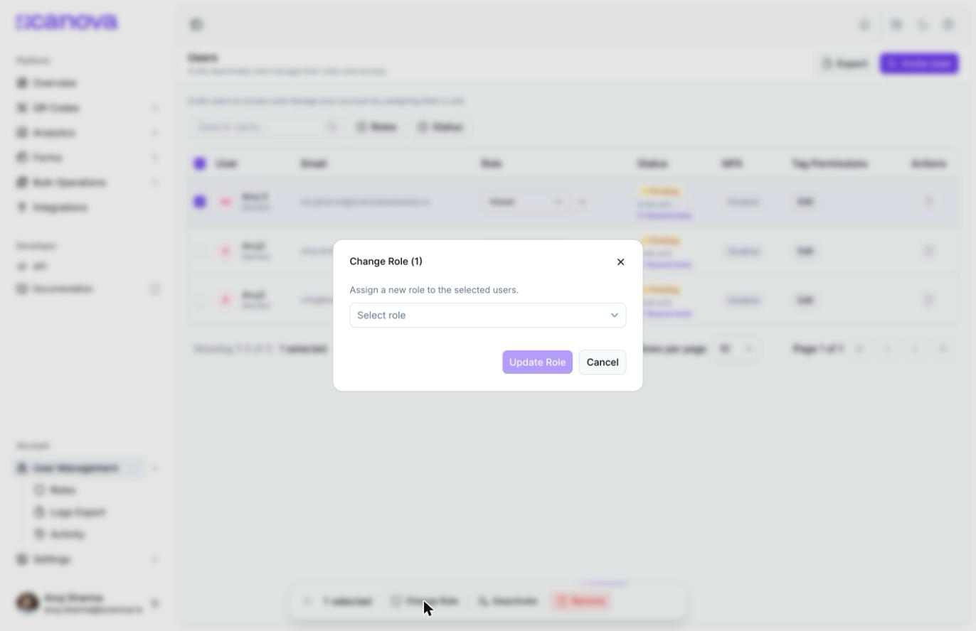مربع حوار Change Role (1) بنص 'Assign a new role to the selected users,'، وقائمة منسدلة Select role، وزرَّي Update Role / Cancel