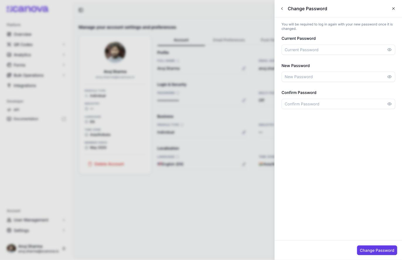 Change Password 面板，包含 Current Password、New Password 和 Confirm Password 字段，以及一条提示：密码更改后您需要重新登录
