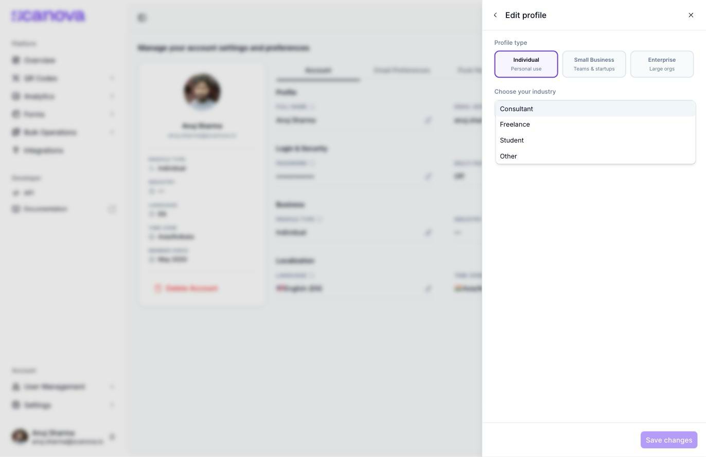 展开的 Industry 下拉菜单,显示 Consultant、Freelance、Student 和 Other 选项