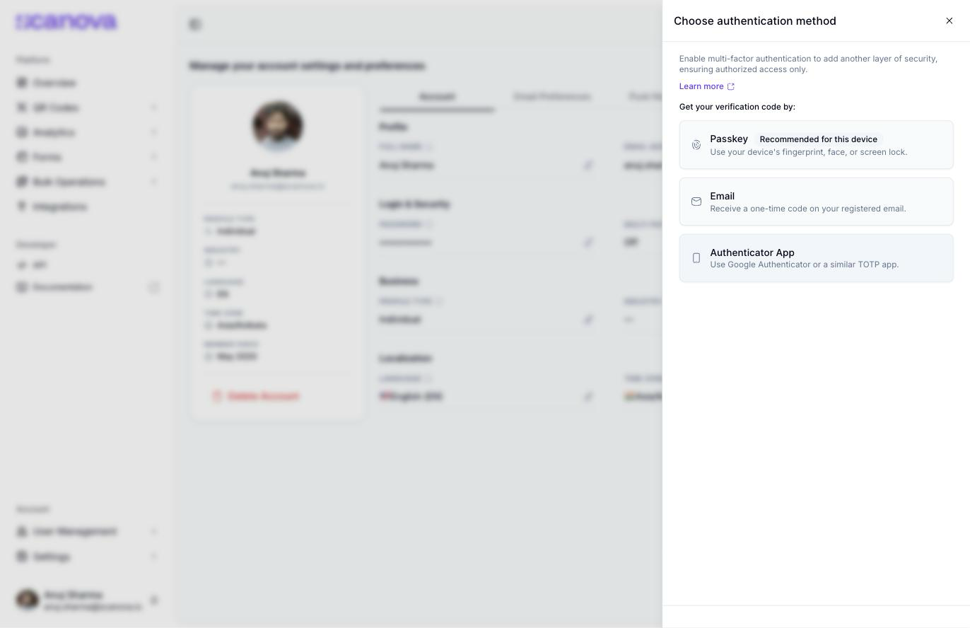 Panneau Choose authentication method avec trois options : Email (receive a one-time code on your registered email), Authenticator App (use Google Authenticator or a similar TOTP app), et Passkey (use your device's fingerprint, face, or screen lock)