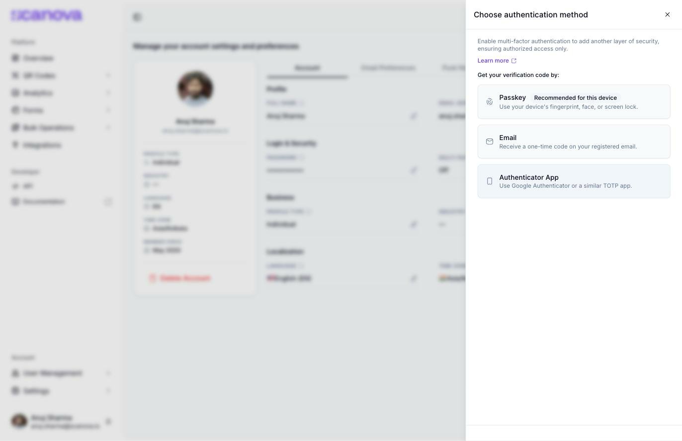 Panneau Choose authentication method avec trois options : Email (receive a one-time code on your registered email), Authenticator App (use Google Authenticator or a similar TOTP app), et Passkey (use your device's fingerprint, face, or screen lock)