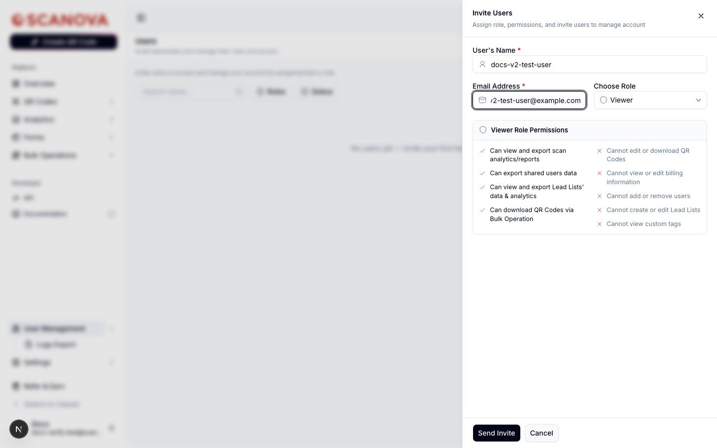 Invite-Users-Drawer mit User's Name auf docs-v2-test-user, Email Address auf docs-v2-test-user@example.com, Choose Role auf Viewer gesetzt und einem darunter angezeigten Viewer-Role-Permissions-Panel mit Can- und Cannot-Einträgen