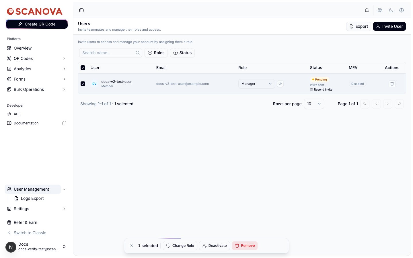 Users-Tabelle mit einer ausstehenden Einladung für docs-v2-test-user, deren Zeilen-Kontrollkästchen aktiviert ist, und einer schwebenden Symbolleiste unten mit der Anzeige '1 selected' sowie den Schaltflächen Change Role, Deactivate und Remove