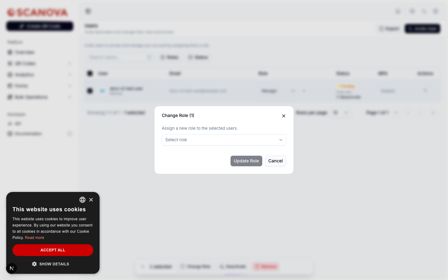 مربع حوار Change Role (1) بنص 'Assign a new role to the selected users,'، وقائمة منسدلة Select role، وزرَّي Update Role / Cancel