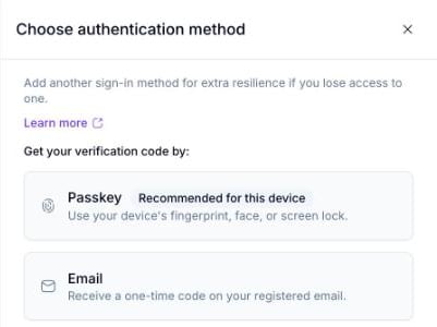 Étape Choose authentication method affichant les options Email et Authenticator App, avec le texte d'introduction « Add another sign-in method for extra resilience if you lose access to one »