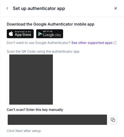 Étape Set up authenticator app affichant un code QR à scanner, des badges de magasins d'applications pour Google Authenticator, et une clé de saisie manuelle avec un bouton de copie