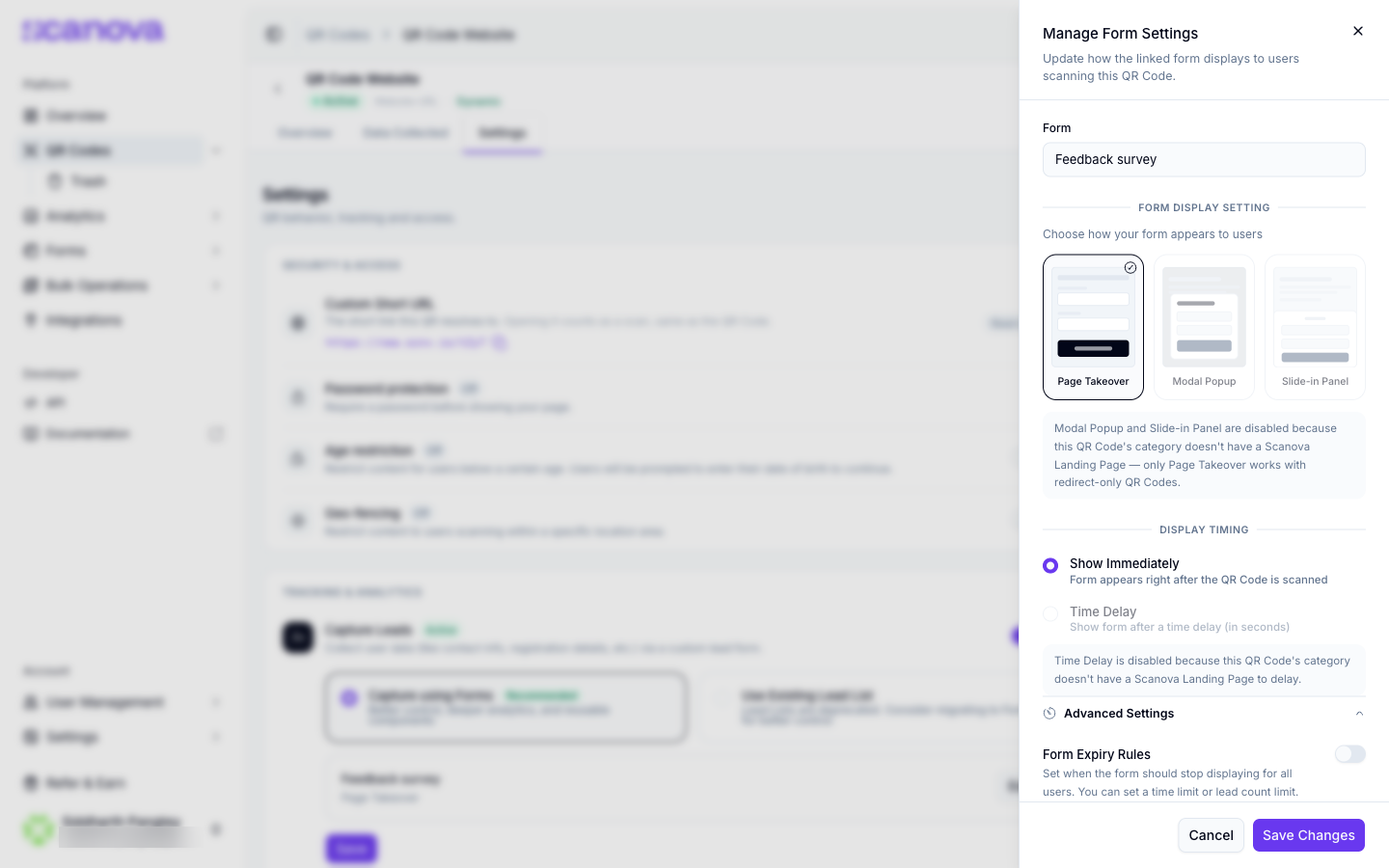 قسم Advanced Settings الموسَّع في لوحة Link Form، يعرض مفتاح Form Expiry Rules مفعّلاً مع قائمة منسدلة «Expiry by lead count» وحقل عددي للـ leads، بالإضافة إلى مفتاحي User-Based Display Rule وMatch QR Code Theme