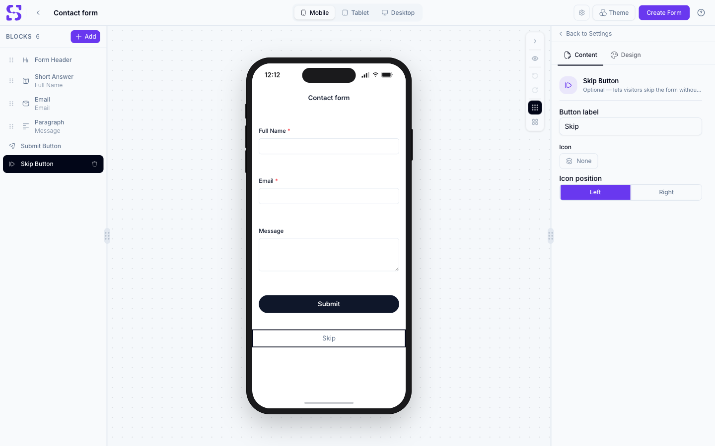 كتلة Skip Button محدَّدة في أداة بناء النماذج، تعرض علامة تبويب Content الخاصة بها بحقل Button label الافتراضي «Skip»، مع ظهور أيقونة سلة المهملات الخاصة بالكتلة في قائمة BLOCKS اليسرى مما يؤكد إمكانية حذفها