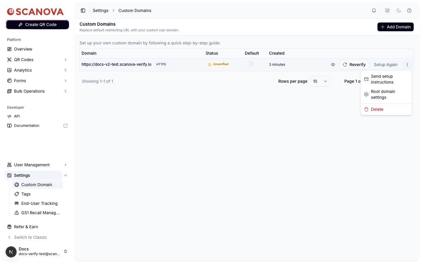 Zeile einer eigenen Domain mit Status „Nicht verifiziert“, einer Schaltfläche „Erneut verifizieren“, einem Link „Erneut einrichten“ und einem geöffneten Dropdown-Menü mit den Optionen Einrichtungsanweisungen senden, Root-Domain-Einstellungen und Löschen