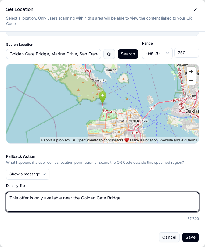النافذة المنبثقة Set Location تعرض Golden Gate Bridge بعد البحث عنه على الخريطة، ونطاقًا قدره 750 قدمًا، وFallback Action مضبوطًا على Show a message، وDisplay Text يقرأ 'This offer is only available near the Golden Gate Bridge.'