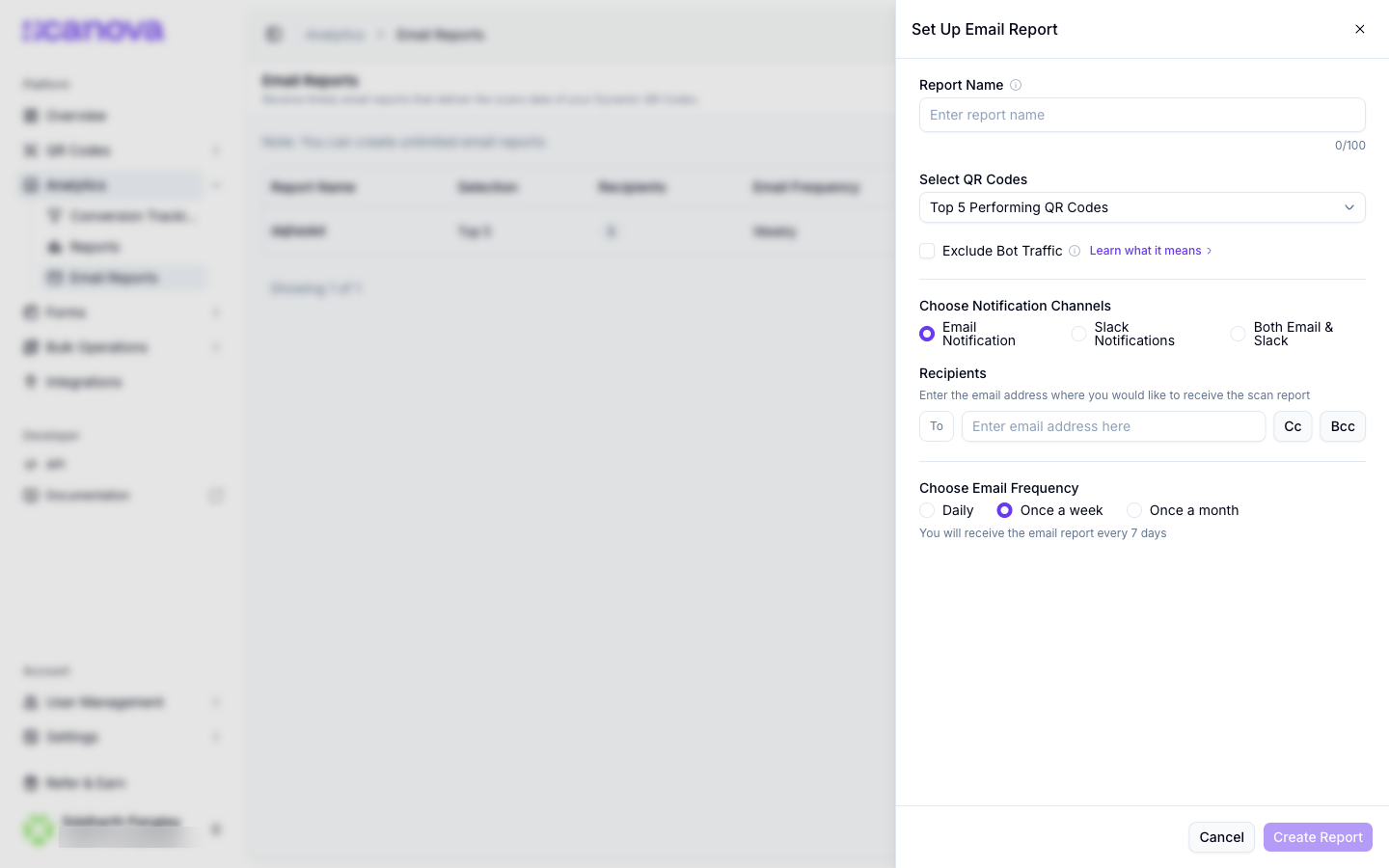درج Scanova Set Up Email Report يعرض حقل اسم تقرير، وقائمة منسدلة لاختيار رموز QR، وأزرار اختيار لقناة الإشعارات، وحقول بريد إلكتروني للمستلمين، وخيارات تكرار البريد الإلكتروني