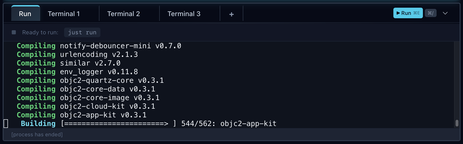 Run tab showing build output with compilation progress, multiple terminal tabs, and Run button with ⌘E shortcut
