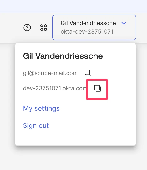 Dropdown profil Okta yang menampilkan domain Okta
