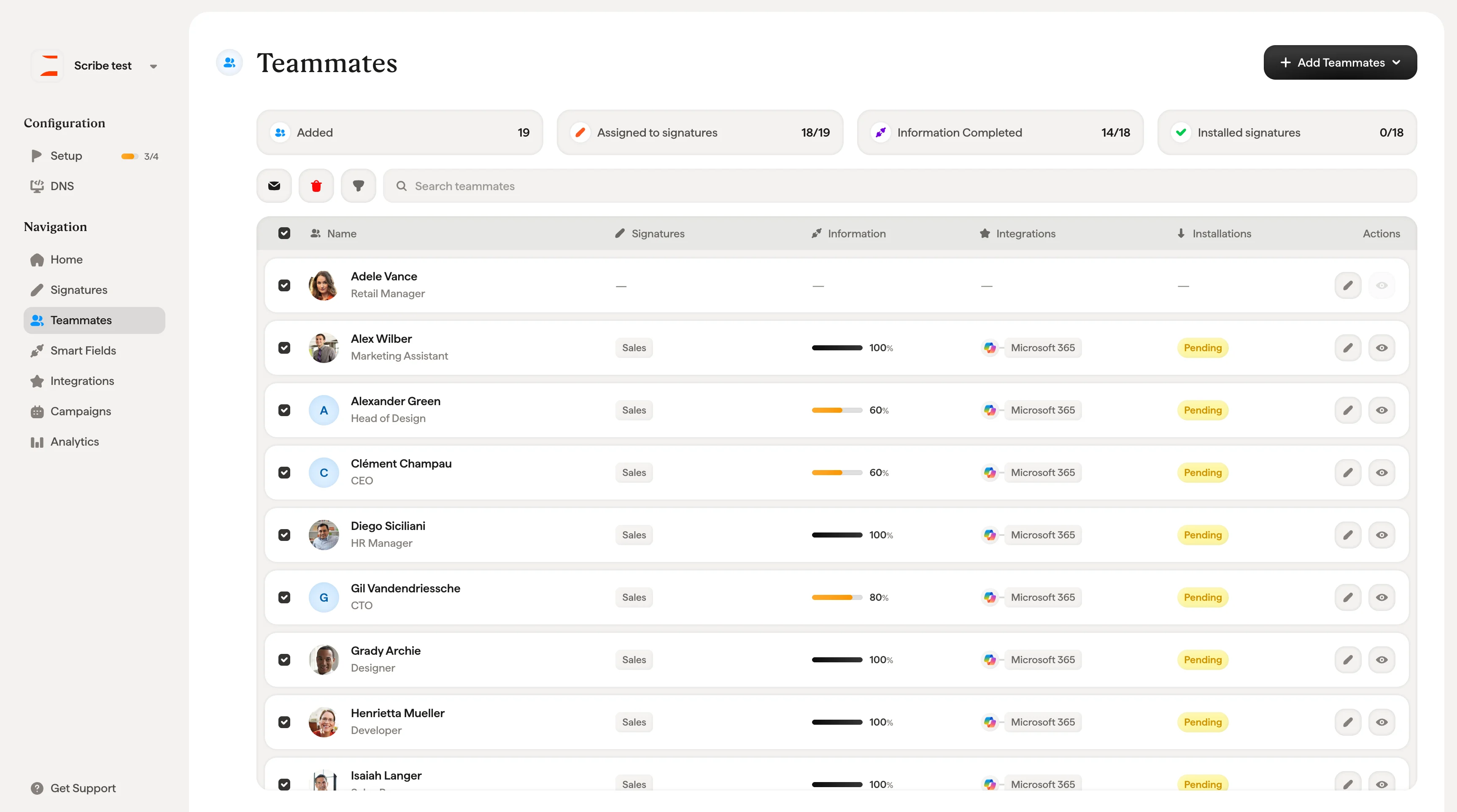 Barre d'actions groupées avec les boutons d'invitation des collaborateurs et de suppression des e-mails après sélection de lignes
