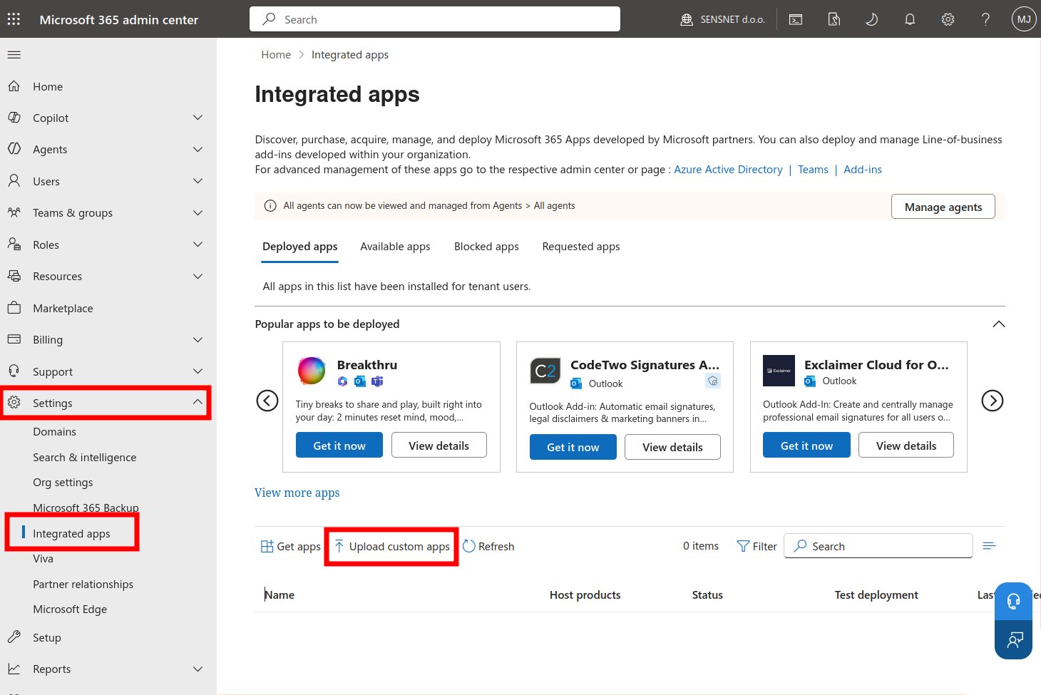 Microsoft 365 admin center, Settings → Integrated apps, with the Upload custom apps button