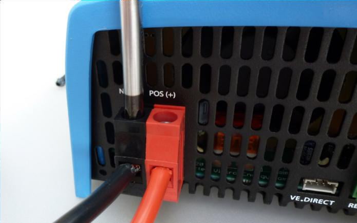 POS(+) terminal op de omvormer