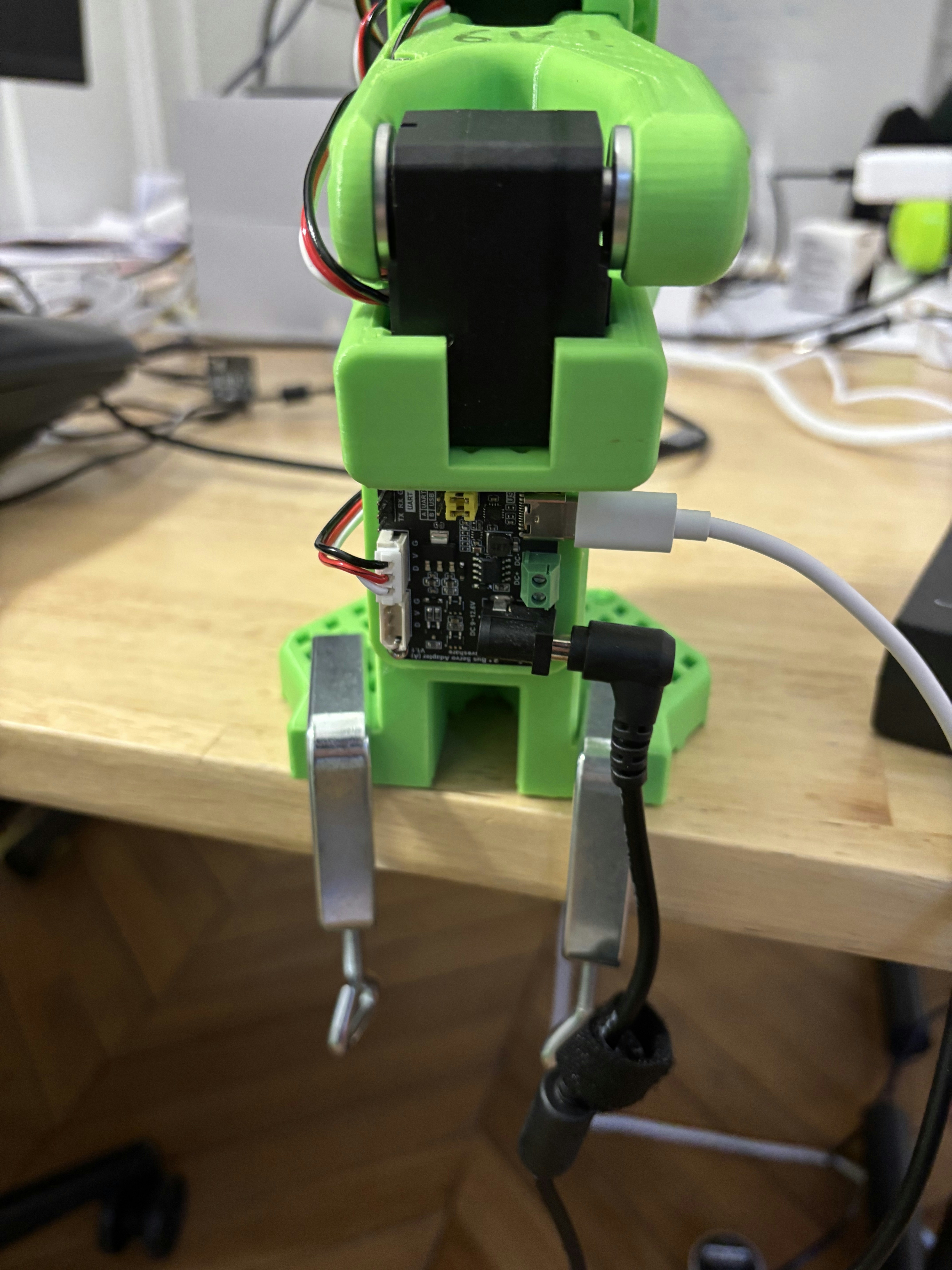 SO-100 fixed using clamps