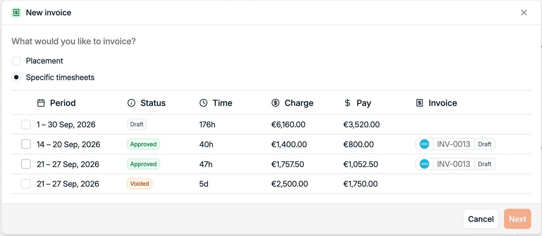 El diálogo New invoice de una colocación de contrato, con Specific timesheets seleccionado y dos hojas de horas aprobadas ya en el borrador de factura INV-0013