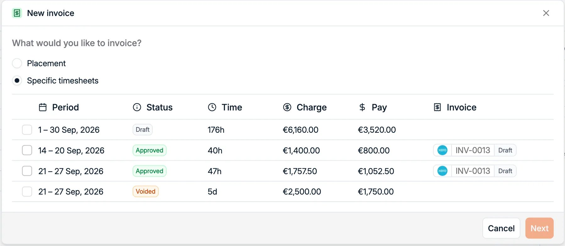 El diálogo New invoice de una colocación de contrato, con Specific timesheets seleccionado y dos hojas de horas aprobadas ya en el borrador de factura INV-0013