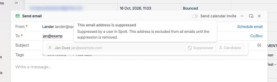 Het venster Send email met een geblokkeerde ontvanger met het label Suppressed en de uitleg die verschijnt wanneer u erover beweegt