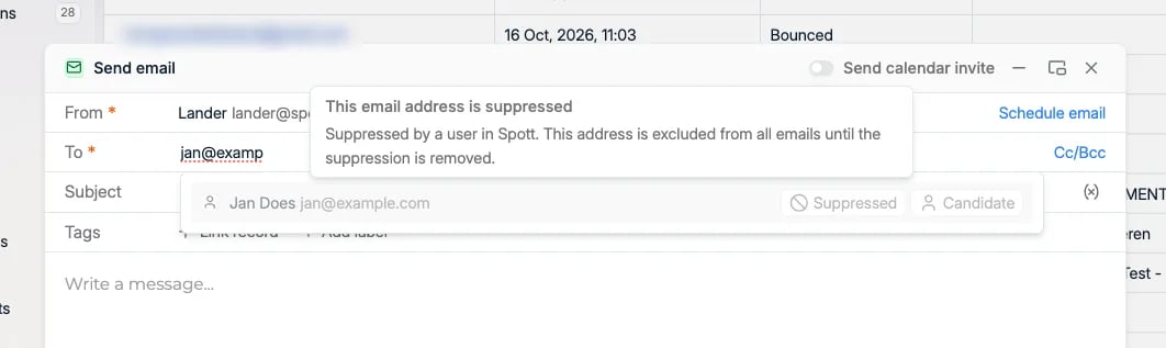 Het venster Send email met een geblokkeerde ontvanger met het label Suppressed en de uitleg die verschijnt wanneer u erover beweegt