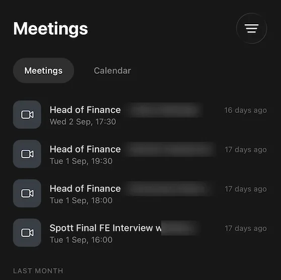 Der Bildschirm Meetings in der mobilen App, mit den Tabs Meetings und Calendar und einer Liste der letzten Meetings