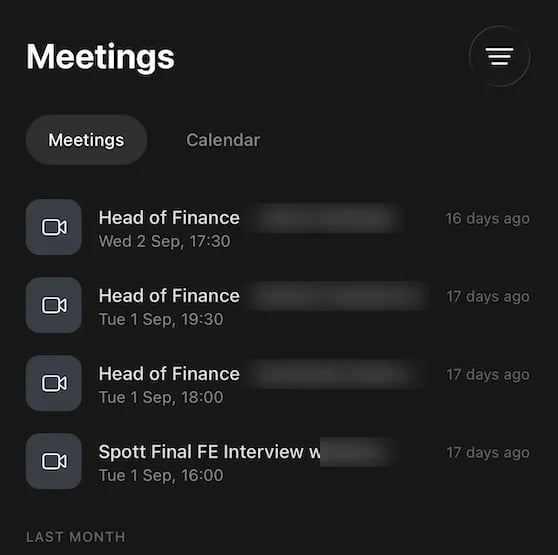 Het scherm Meetings in de mobiele app, met de tabbladen Meetings en Calendar en een lijst recente meetings