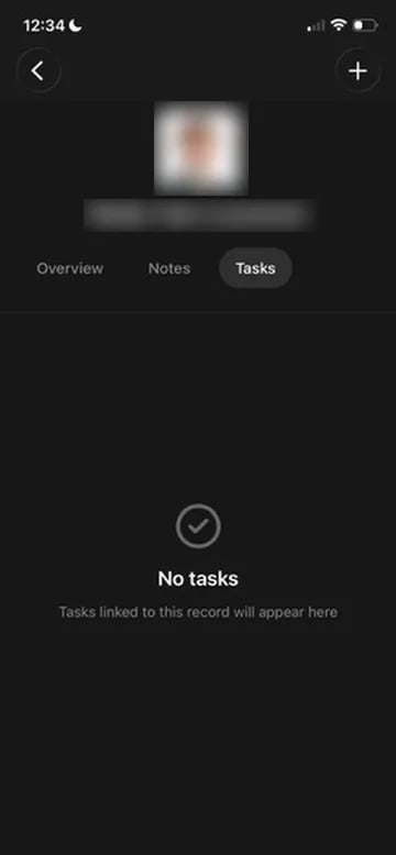 Het tabblad Tasks op een fiche in de mobiele app, met de tabbladen Overview, Notes en Tasks en een lege takenlijst