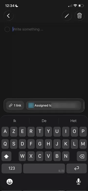 Eine Aufgabe in der mobilen App anlegen, mit zugewiesener Person und verknüpftem Datensatz über der Tastatur