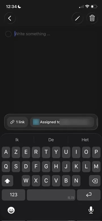 Een taak aanmaken in de mobiele app, met de toegewezen persoon en de gekoppelde fiche boven het toetsenbord