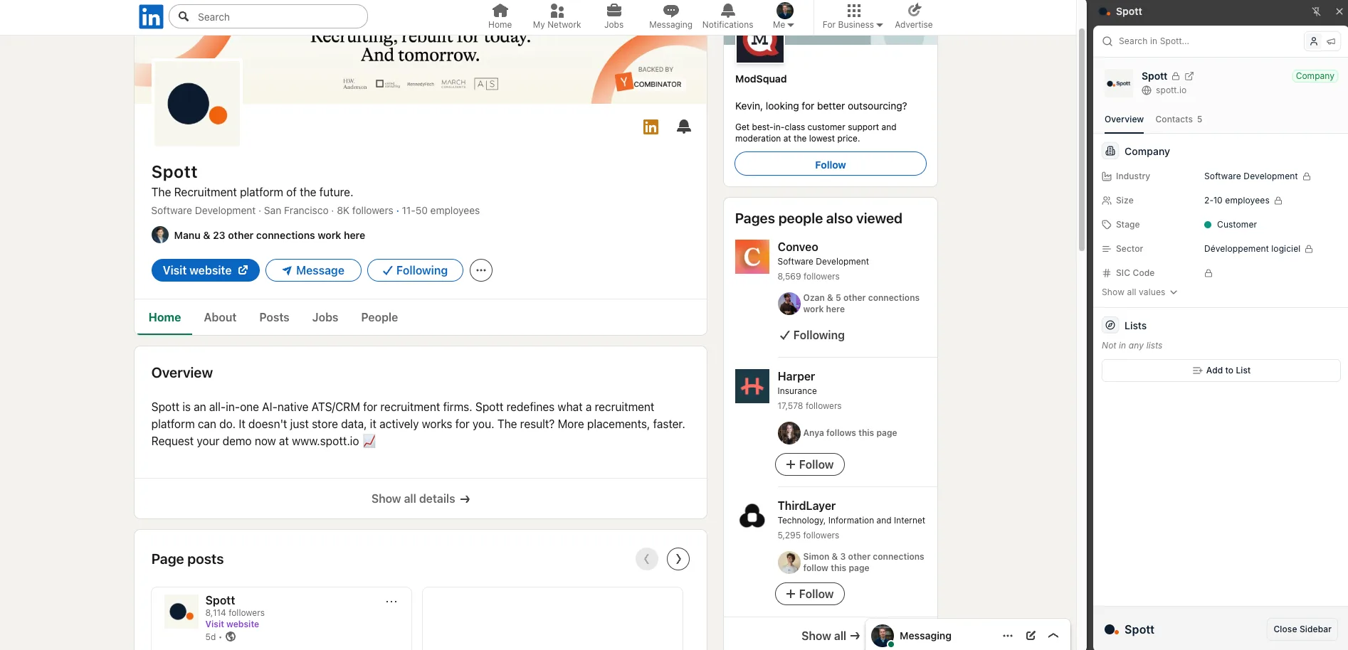 Le panneau de l'extension affichant une fiche entreprise existante avec les onglets Overview et Contacts