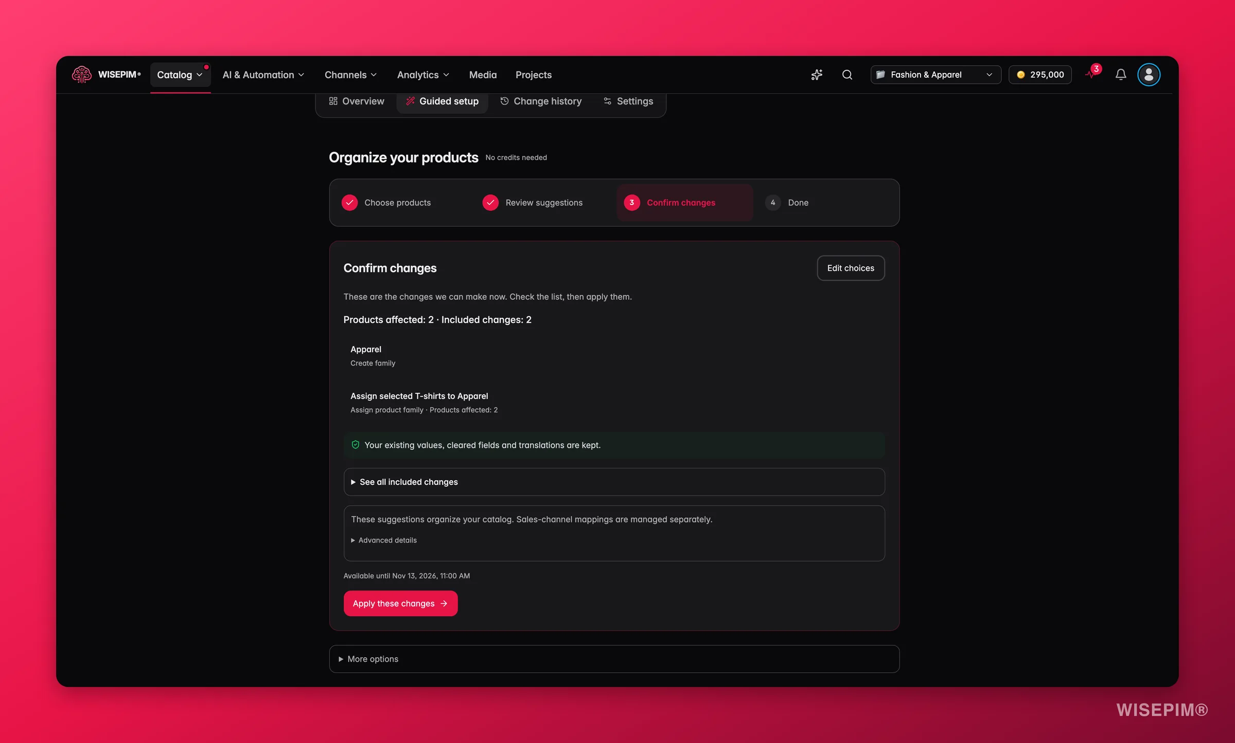 Paso Confirmar cambios de la configuración guiada de WISEPIM con una nueva familia Apparel y una asignación de familia para dos productos, y un botón Aplicar estos cambios