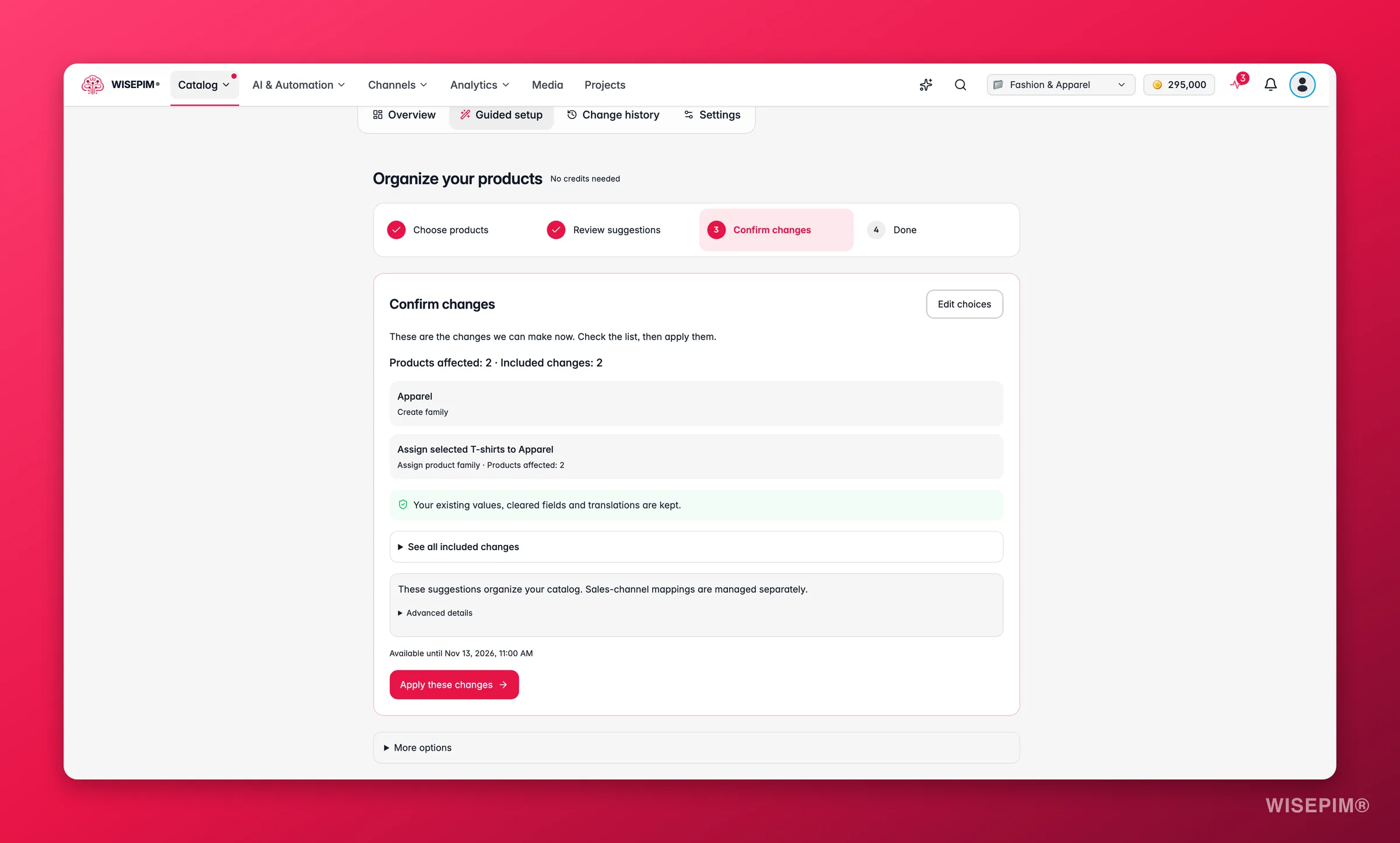 Paso Confirmar cambios de la configuración guiada de WISEPIM con una nueva familia Apparel y una asignación de familia para dos productos, y un botón Aplicar estos cambios