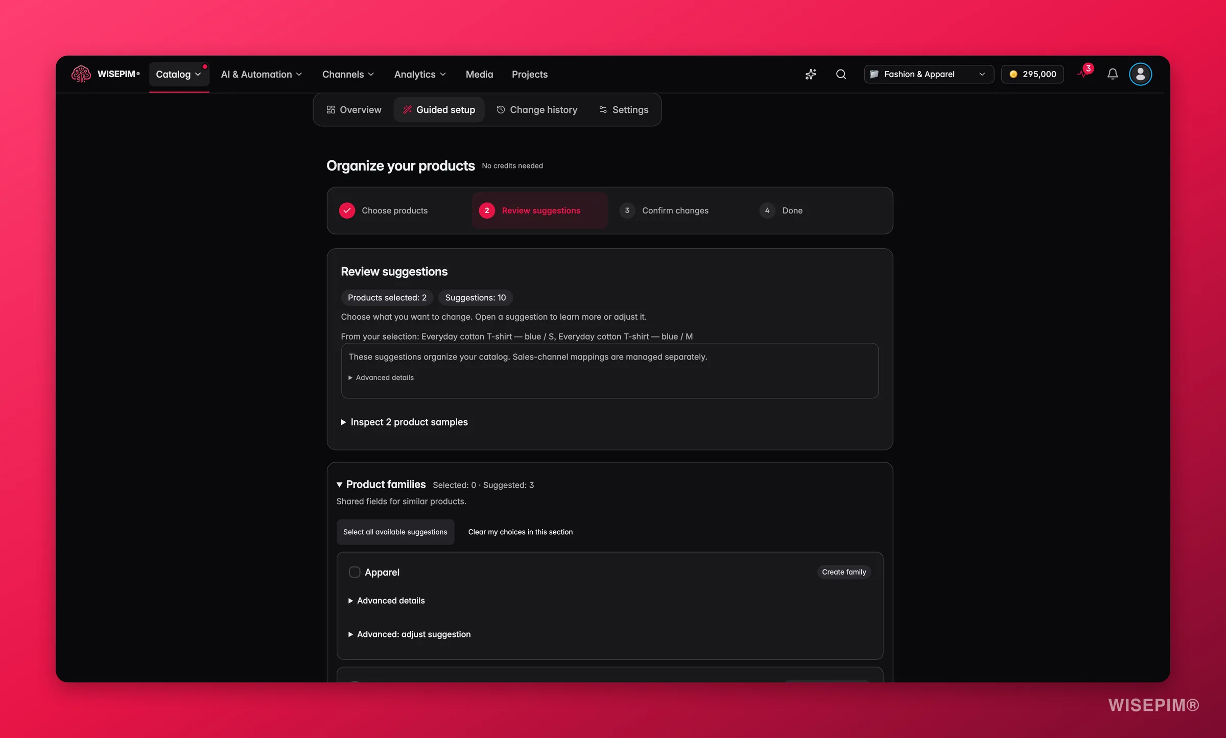 Paso Revisar sugerencias de la configuración guiada de WISEPIM con los recuentos de productos seleccionados y sugerencias, y una sección Familias de productos que sugiere una nueva familia Apparel