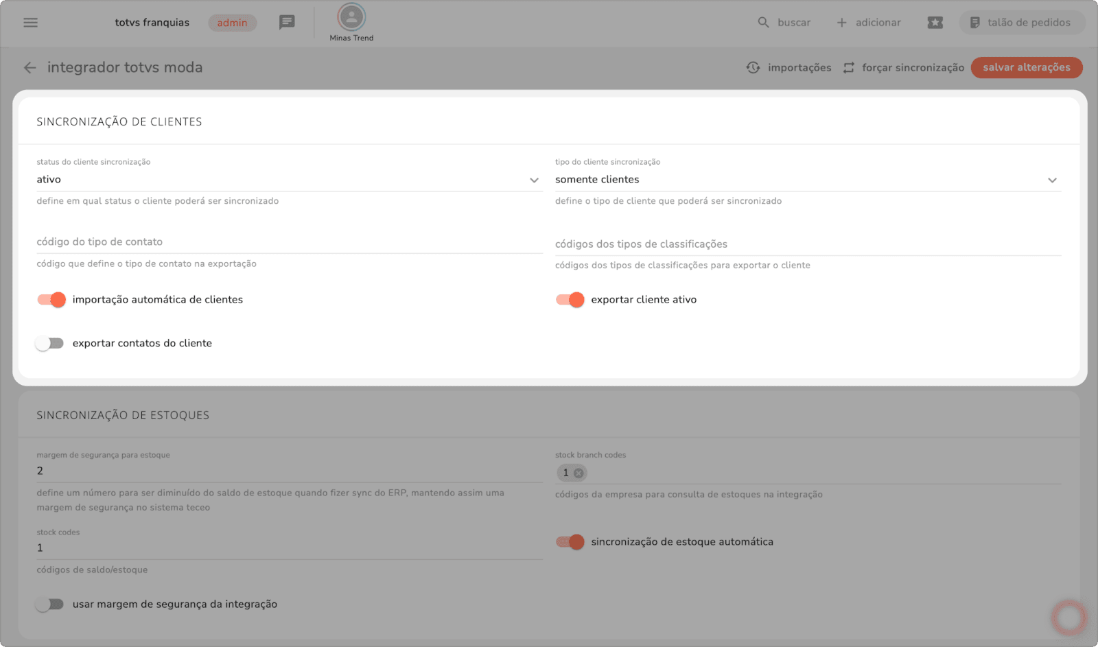 seção sincronização de clientes do integrador TOTVS Moda com os campos de status, tipo e opções de importação e exportação, e o início da seção sincronização de estoques