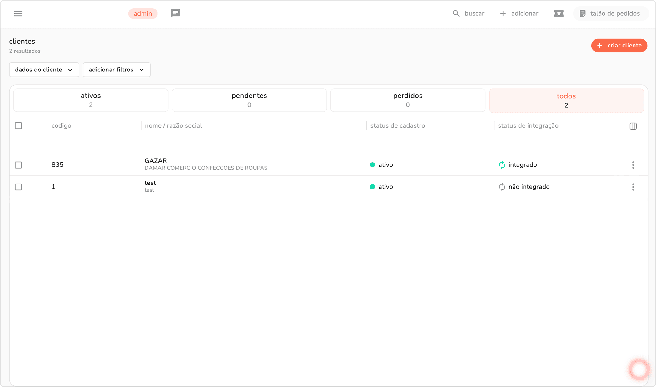 listagem de clientes com a coluna status de integração exibindo os status integrado e não integrado