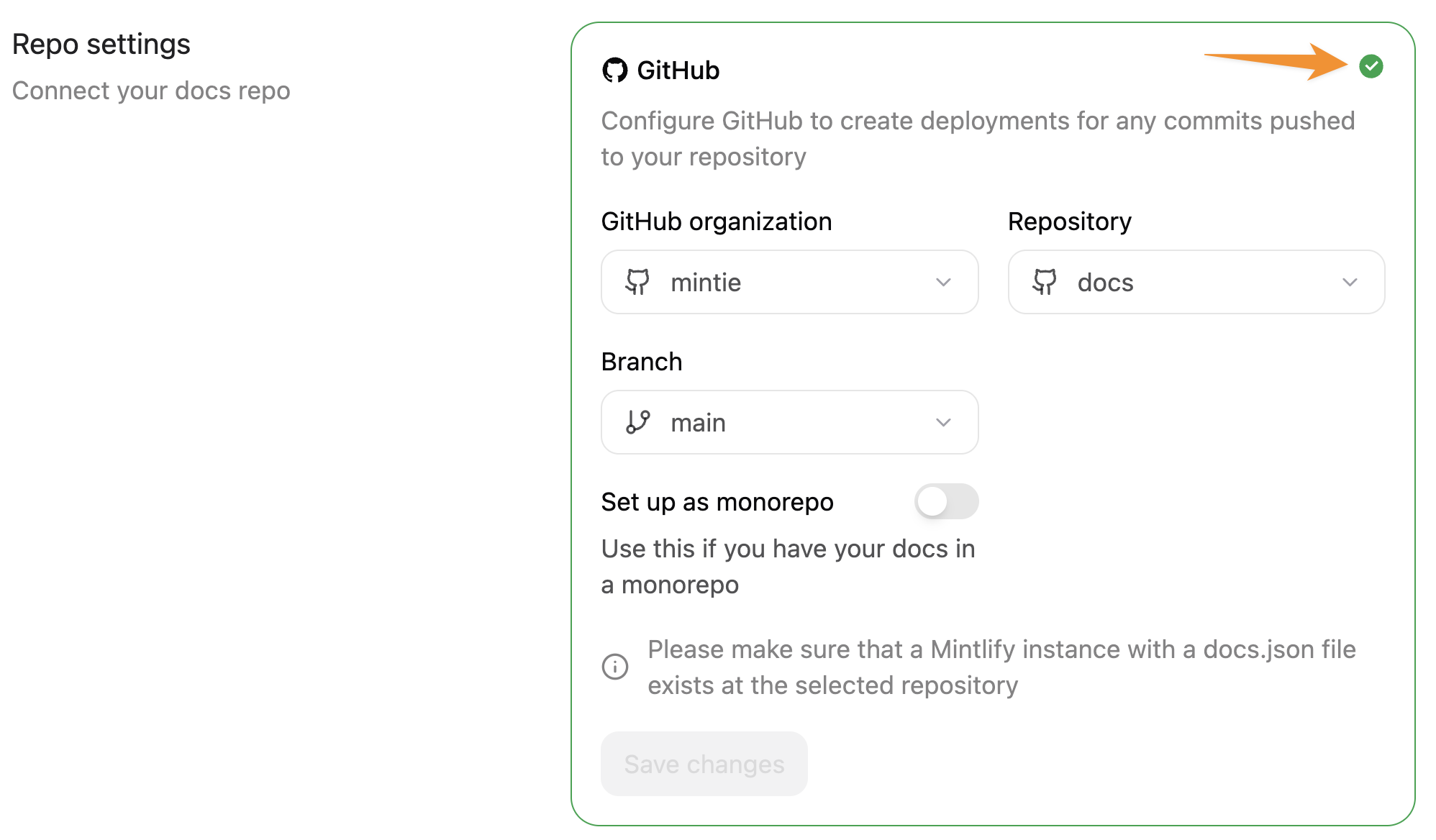 La página de Git Settings en el Dashboard de Mintlify. Una flecha naranja apunta a la marca de verificación verde que vuelve a validar la configuración del repositorio.
