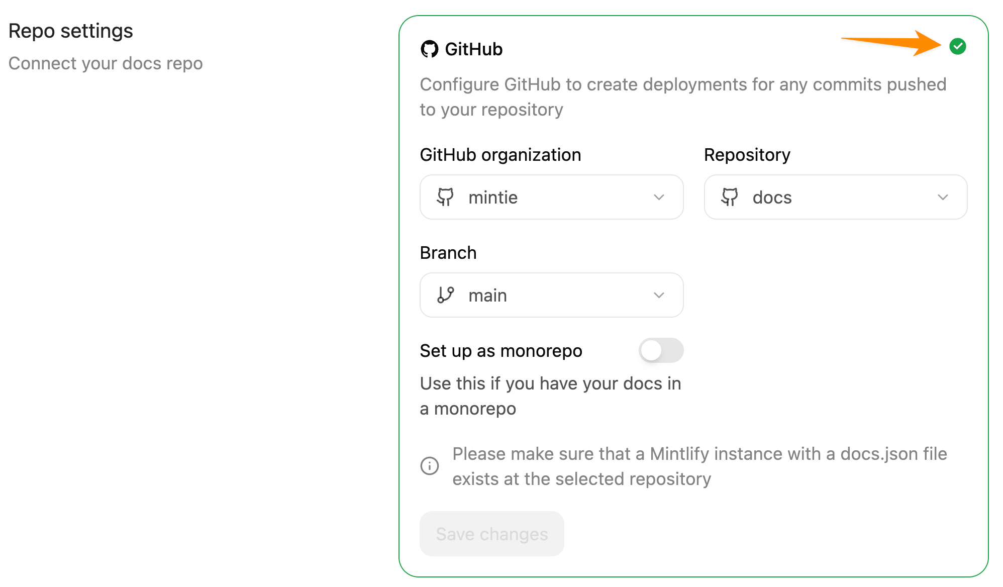 La página de Git Settings en el Dashboard de Mintlify. Una flecha naranja apunta a la marca de verificación verde que vuelve a validar la configuración del repositorio.