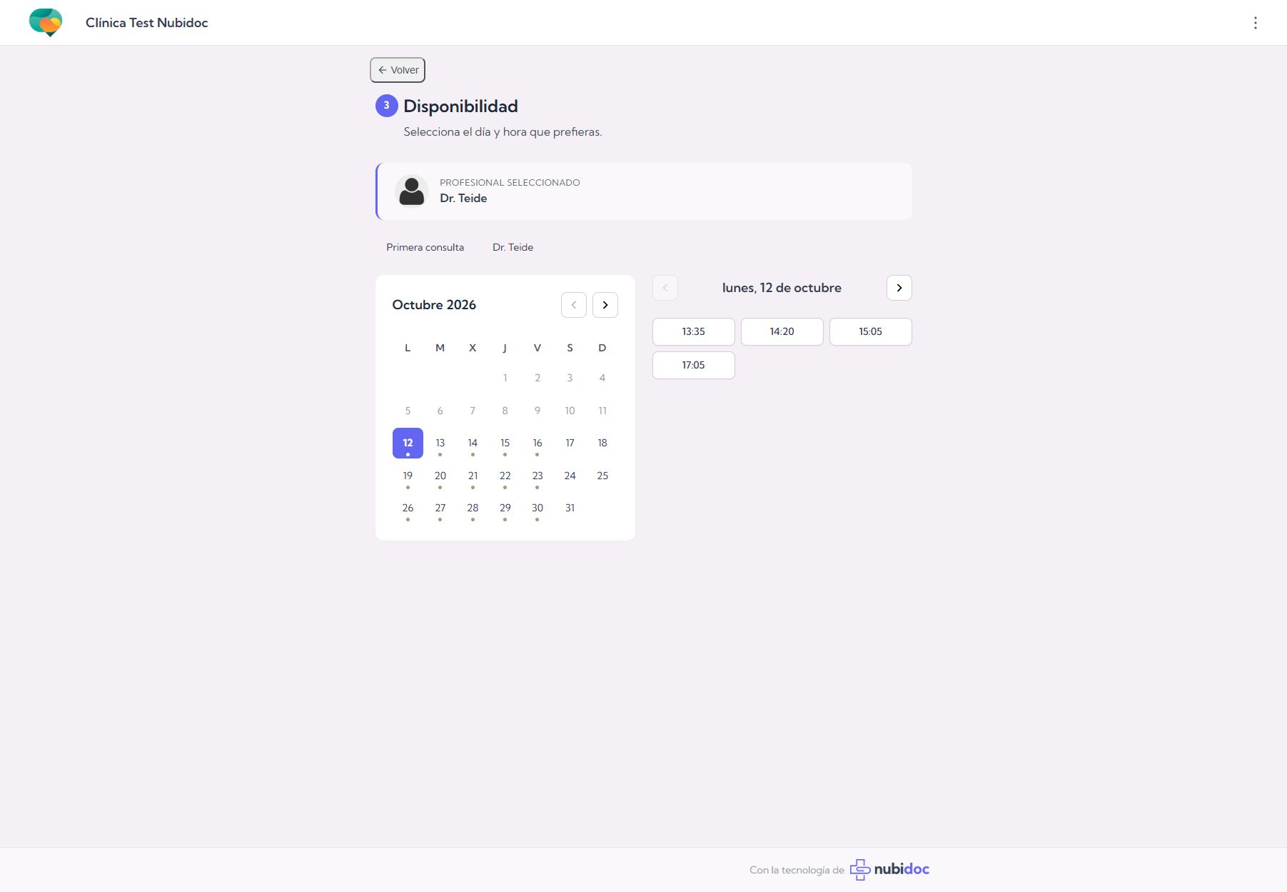 Portal del paciente mostrando un profesional, una prestación y horas disponibles en el calendario.