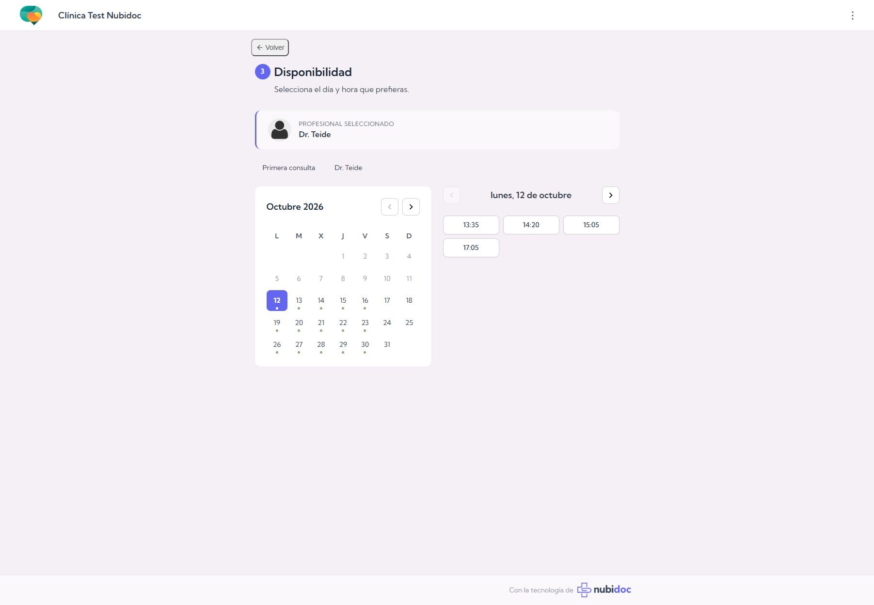 Portal del paciente mostrando un profesional, una prestación y horas disponibles en el calendario.