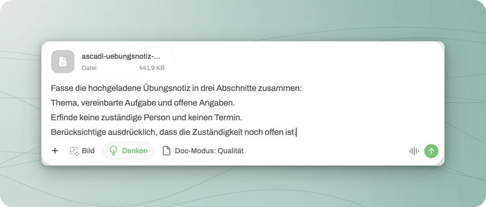 Chat-Eingabefeld mit angehängter Übungsaufnahme und vorbereitetem Auftrag für Thema, vereinbarte Aufgabe und offene Angaben.