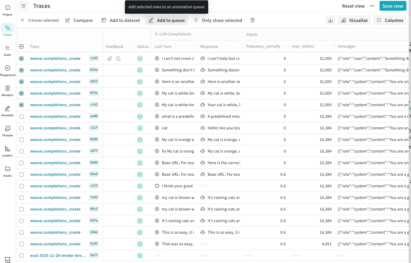 Tableau Traces avec plusieurs lignes sélectionnées et une barre d’action groupée affichant des actions applicables aux lignes sélectionnées, comme Ajouter à la file d'attente et Ajouter au jeu de données.