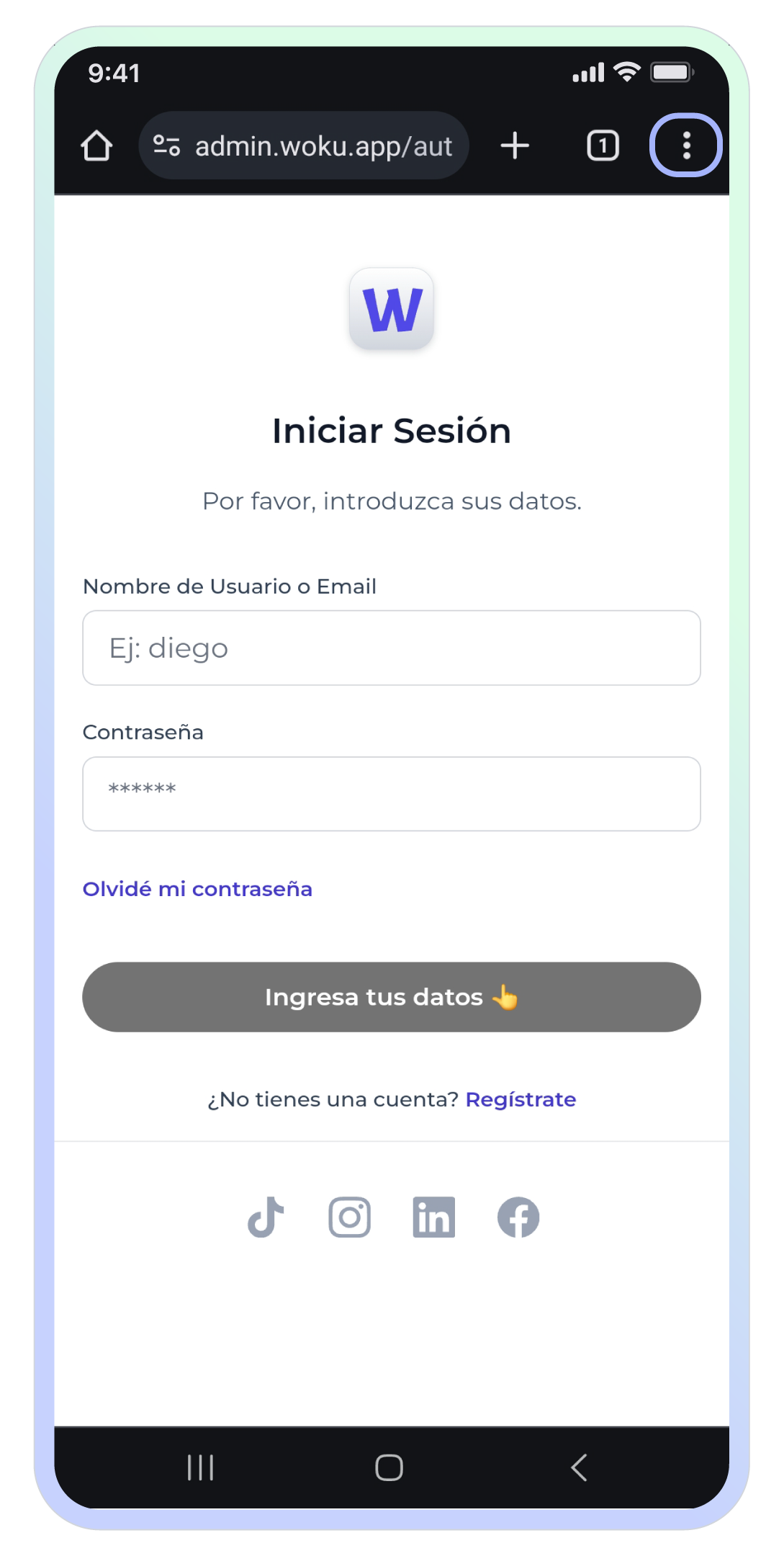 Pantalla de inicio de sesión en woku desde un dispositivo Android utilizando el navegador Google Chrome. En la barra de direcciones se muestra 'admin.woku.app/auth', con el ícono de los tres puntos (menú de opciones) resaltado en la parte superior derecha. La pantalla de inicio de sesión pide el nombre de usuario o email y la contraseña, con un botón de 'Olvidé mi contraseña' y otro botón para ingresar los datos. En la parte inferior, se encuentran enlaces a redes sociales como TikTok, Instagram, LinkedIn y Facebook, y un enlace para registrarse si no se tiene cuenta.