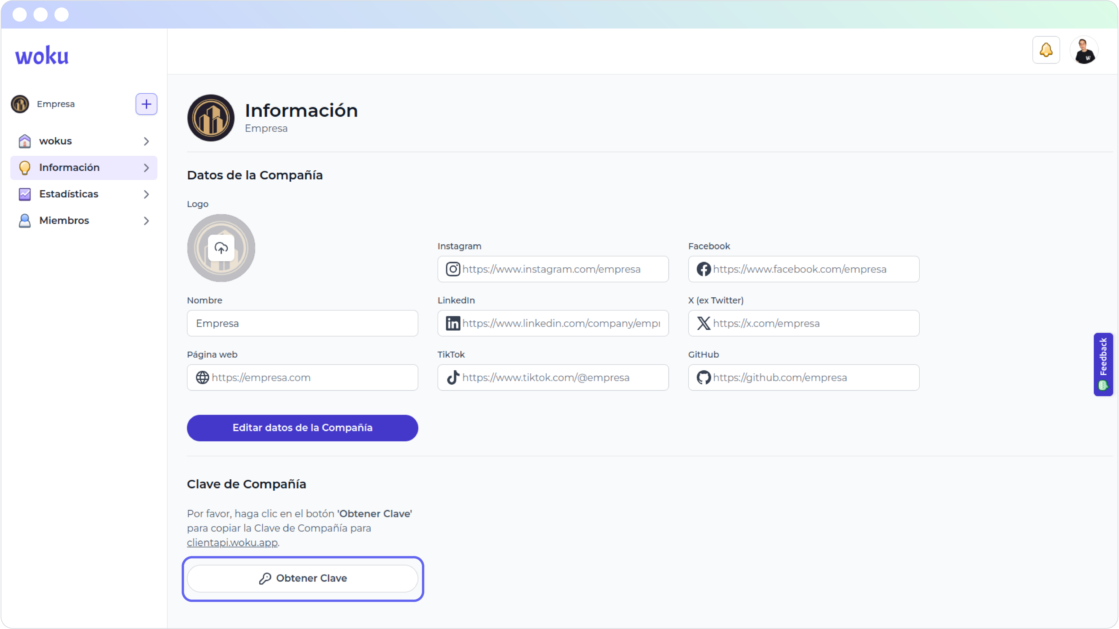 Interfaz de la aplicación woku en la sección de 'Información' de la empresa. Se muestran los datos de la compañía, incluyendo el logo, nombre, página web y enlaces a redes sociales como Instagram, Facebook, LinkedIn, X (ex Twitter), TikTok y GitHub. En la parte inferior, se destaca la opción 'Obtener Clave', que permite copiar la clave de la compañía para clientapi.woku.app.