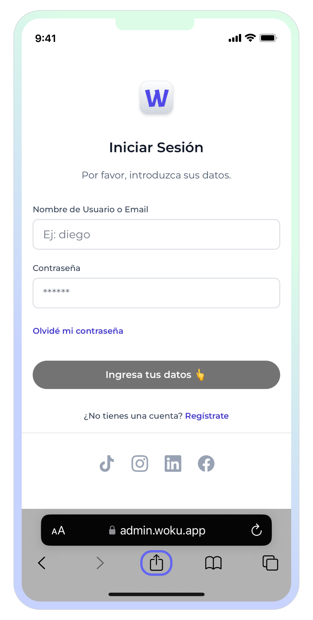 Interfaz de la pantalla de inicio de sesión de woku en un dispositivo iPhone, visualizada en el navegador Safari. En la barra de direcciones se muestra la URL 'admin.woku.app'. El formulario de inicio de sesión pide el nombre de usuario o email y la contraseña, con un botón para recuperar la contraseña si se ha olvidado. El botón principal dice 'Ingresa tus datos' acompañado de un ícono de dedo apuntando. Debajo se ofrece la opción de registrarse si no se tiene una cuenta. En la parte inferior, se ven íconos de redes sociales como TikTok, Instagram, LinkedIn y Facebook. Además, en la barra de herramientas de Safari se resalta el ícono para compartir la página.