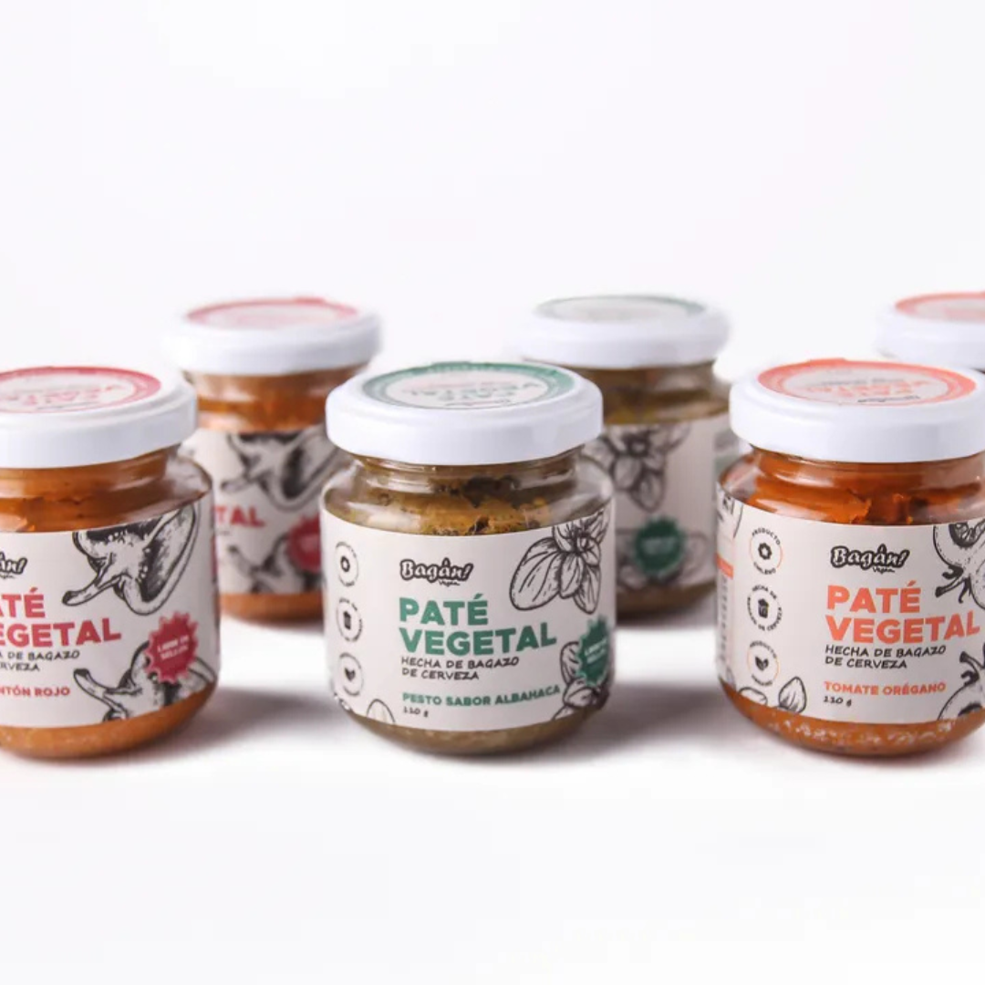 Frascos de paté vegetal de la marca Bagán en diferentes sabores, dispuestos sobre un fondo blanco.